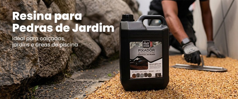 Fixador de pedras de jardim Held Stone ao lado de uma pessoa aplicando o produto em um piso de pedras soltas